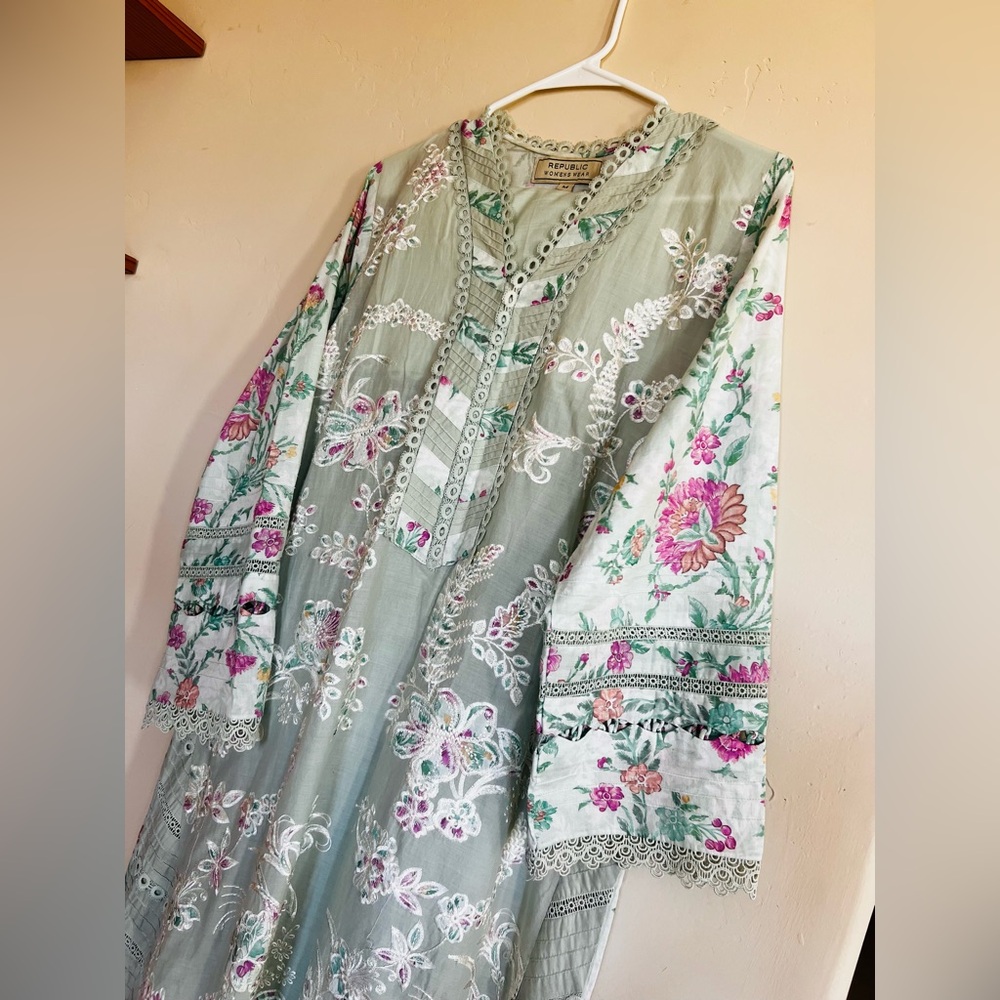 Embroidered Kurta Set brand Republic womenswear Pakistani Indian dress - Picture 3 of 14